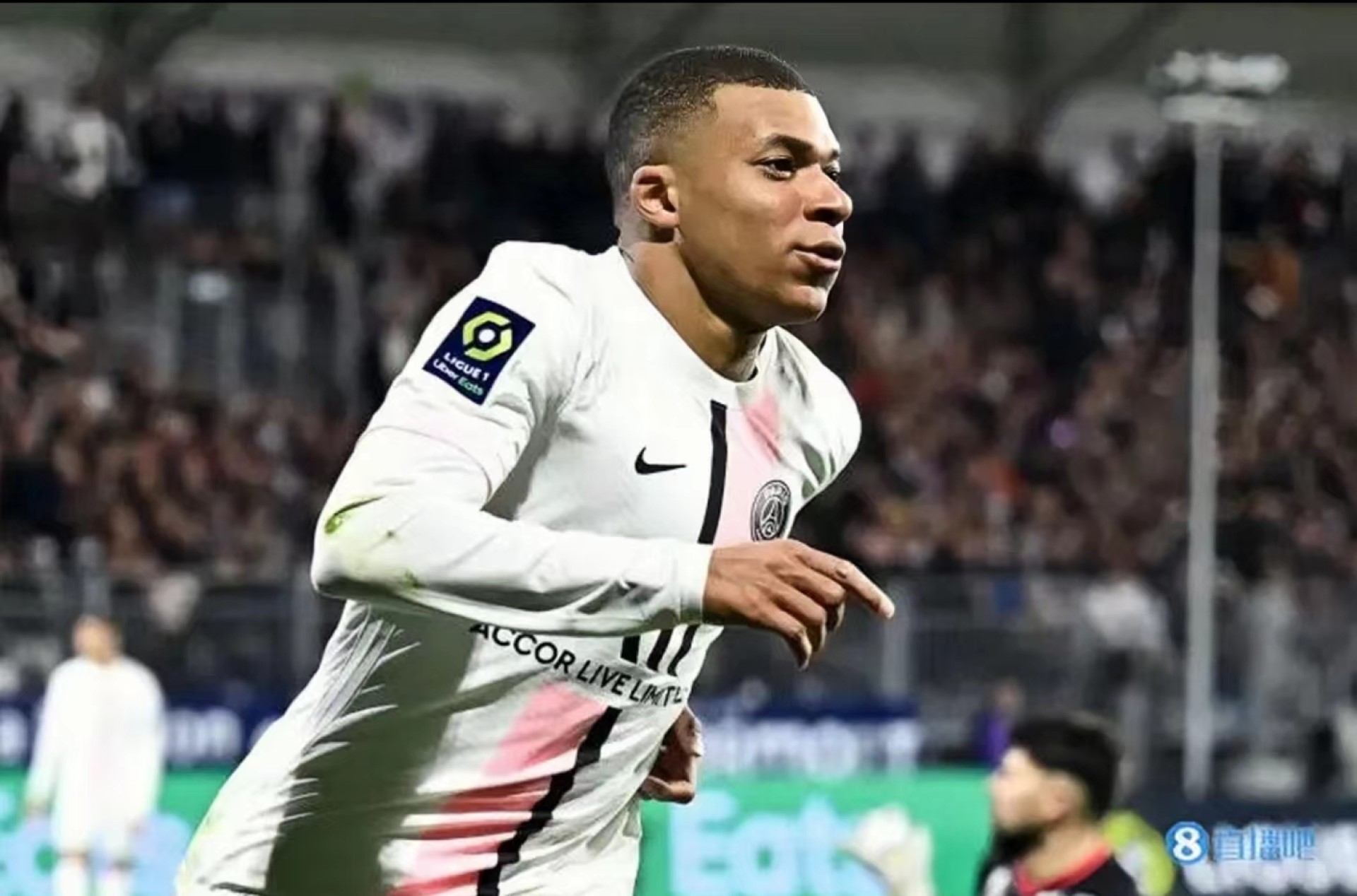爱游戏平台包含巴黎圣日耳曼引发争议！，姆巴佩官方宣布锐不可当新规上演精彩一战的词条