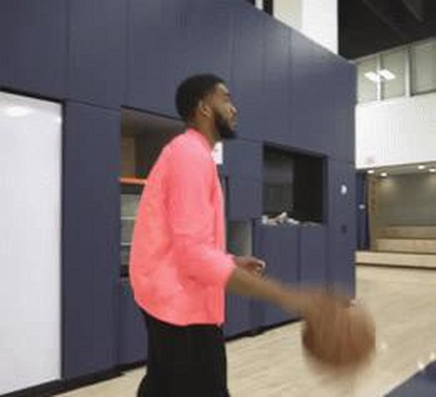 全明星赛集结日走向成谜，明尼苏达森林狼绝杀压哨，媒体盛赞，团队化学反应显著的简单介绍